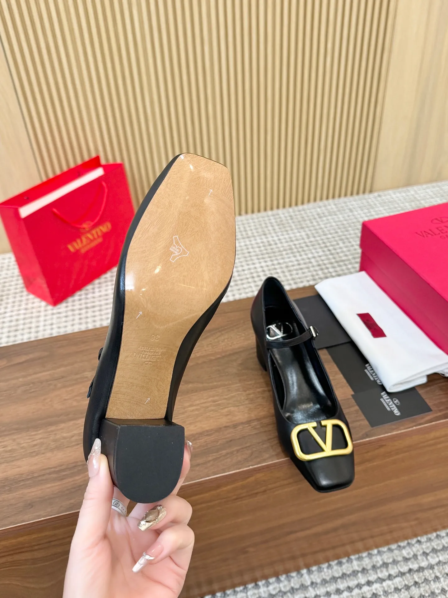 👟👟Ex-factory price 460👟👟 Genuine leather sole + 40 Valentino. Large v-buckle sandals ㊙️Latest series of counters Authentic grade version with perfect details. Authentic products are made one to one. All details are consistent with genuine ones. The upper foot is very pedicure type. The key point is that it is very good and easy to control. It does not grind the feet and does not tire the feet. Walking artifact, exclusive mold opening. The highest version on the market. Fabric: imported mixed sheepskin, lining and foot pads are all sheepskin. Code number (34 to 42) Customized sizes 34 and 42 are non-returnable and non-exchangeable. Heel height: 7.5CM. Rubber sole, leather sole +40